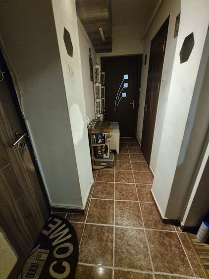 Apartament cu 3 camere semidecomandat, mobilat în Valea Rosie