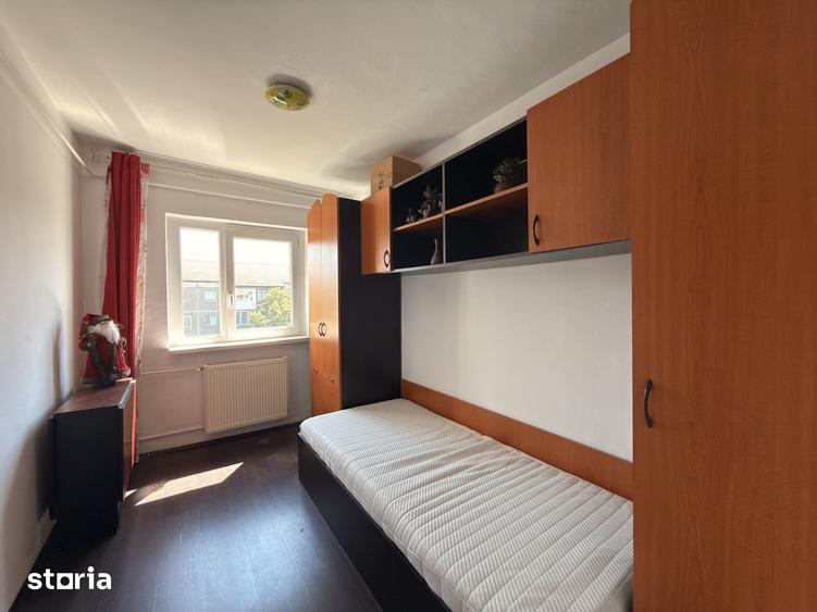 Apartament cu 3 camere decomandat în Lipovei
