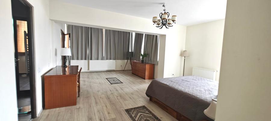 Apartament cu 4 camere decomandat, mobilat în Băneasa