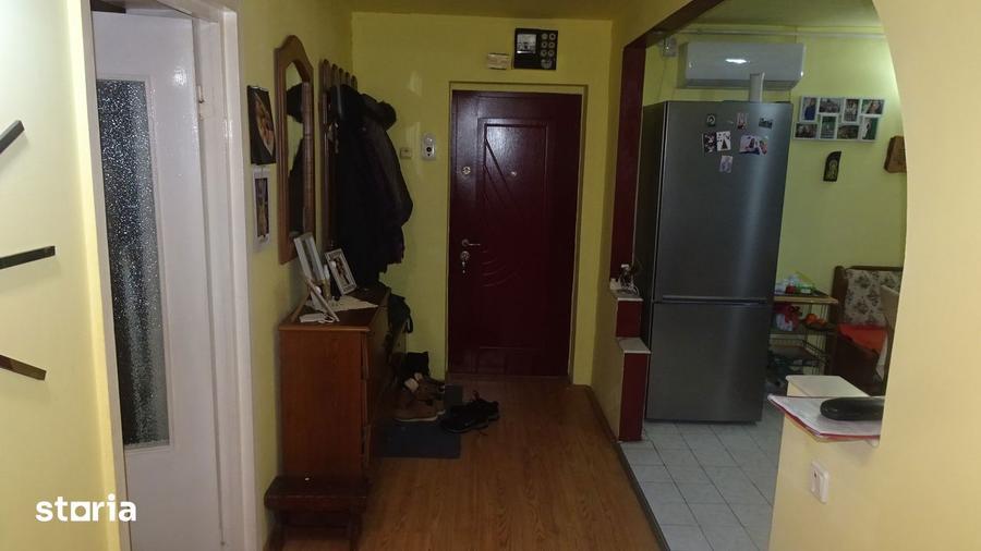Apartament cu 3 camere decomandat în Scărișoara