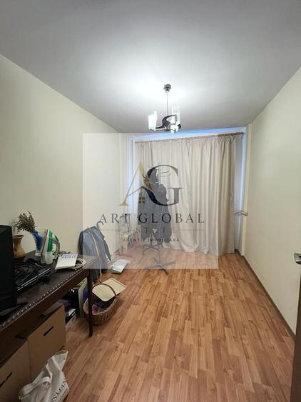 Apartament cu 3 camere semidecomandat, mobilat în Titan