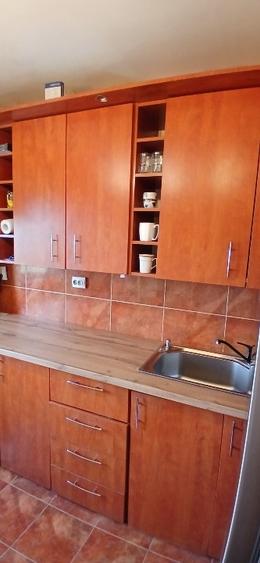 Apartament cu 3 camere semidecomandat, mobilat în P-ța Victoriei