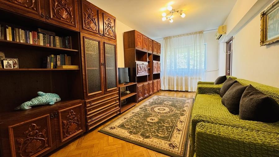 Apartament cu 3 camere semidecomandat, mobilat în Tineretului