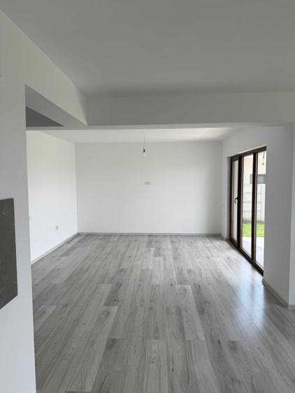 Casă cu 4 camere cu Teren 137 Mp în Sânpetru