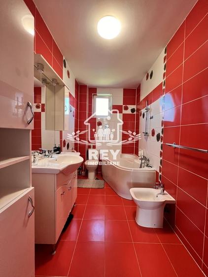 Apartament cu 3 camere semidecomandat în Turnișor
