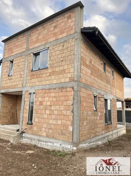 Casă individuală cu 4 camere cu Canalizare în Est