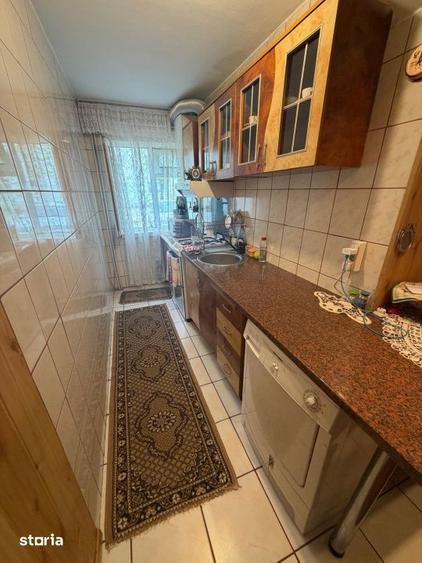 Apartament cu 3 camere semidecomandat în Craiovița Nouă