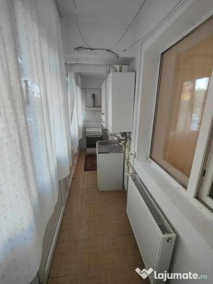 Garsonieră decomandată, mobilată în Craiovița Nouă