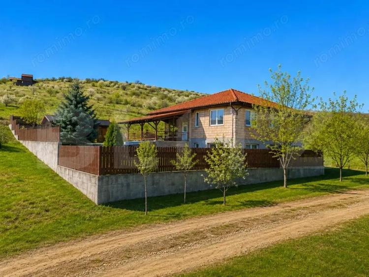 Casa la rosu de vanzare in Livezeni - 4