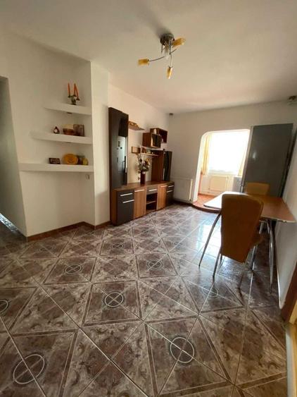 Apartament cu 3 camere decomandat în Exterior Vest
