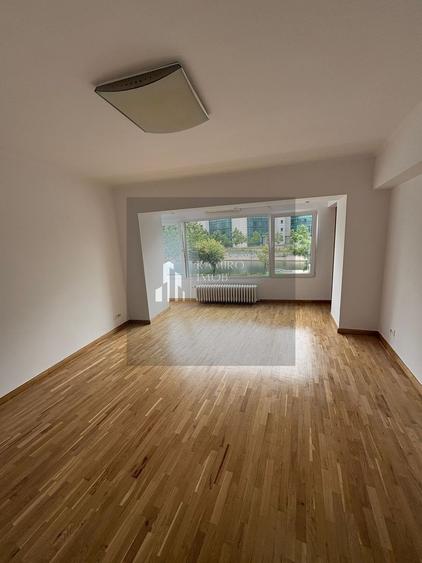 Apartament cu 4 camere semidecomandat în Unirii