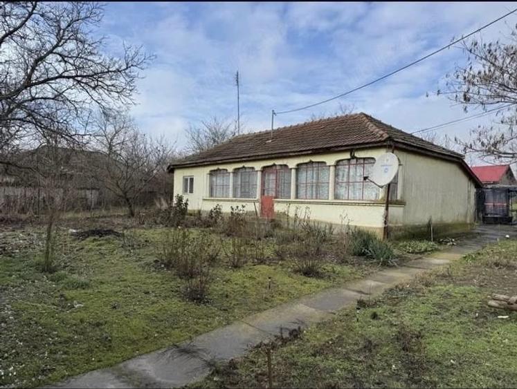 Casă cu 4 camere cu Teren 1000 Mp în Ileana