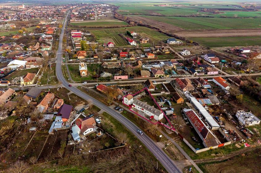 Casă individuală cu 11 camere cu Canalizare în Bodrogu Nou