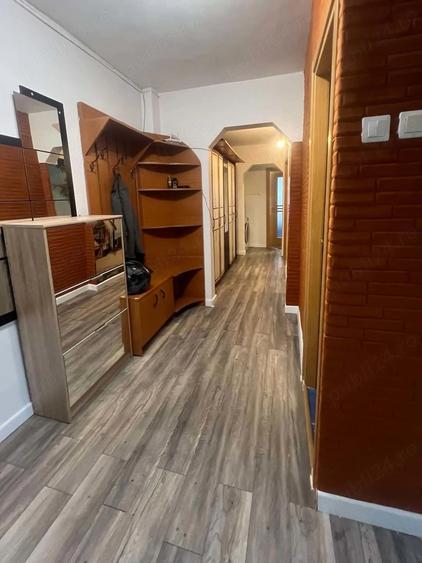 Apartament cu 3 camere decomandat în Lipovei