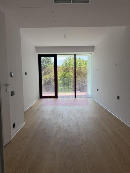 Apartament cu 4 camere decomandat în Lacul Tei