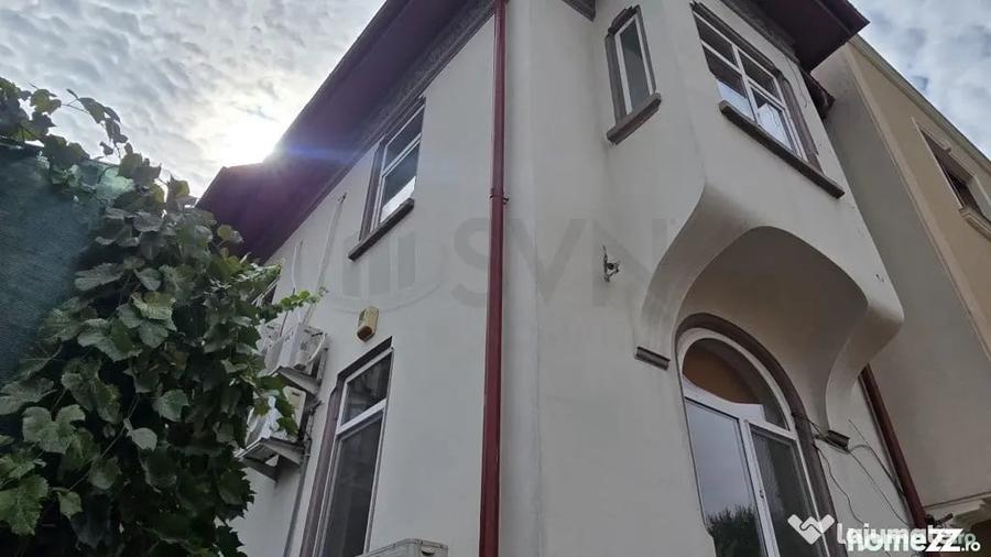 Casă cu 9 camere cu Teren 170 Mp în Moșilor