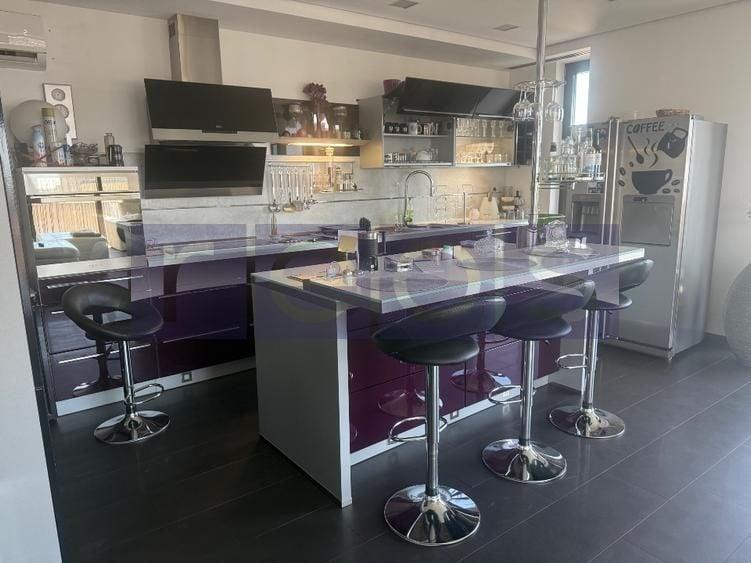 Penthouse cu 4 camere decomandat, mobilat în Central
