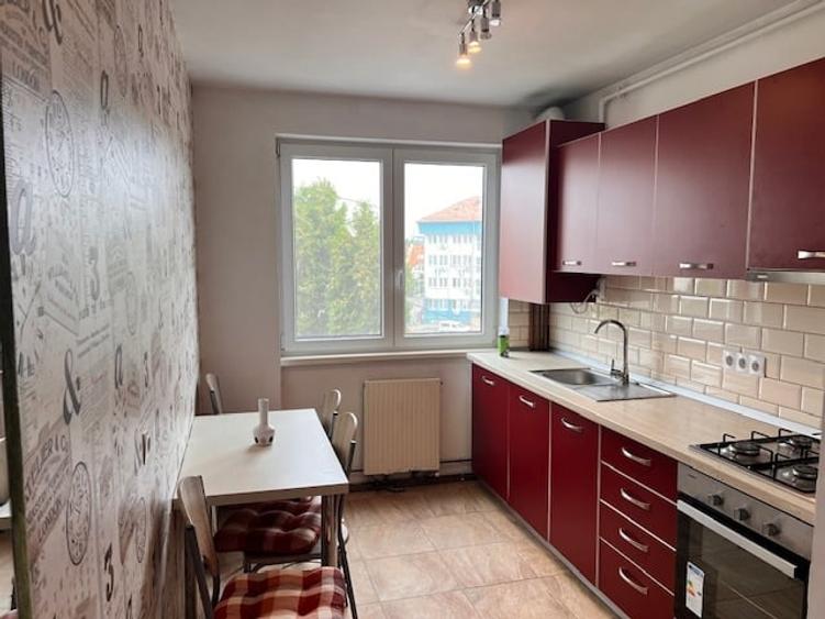 Apartament cu 3 camere decomandat, mobilat în Central — fotografia 1