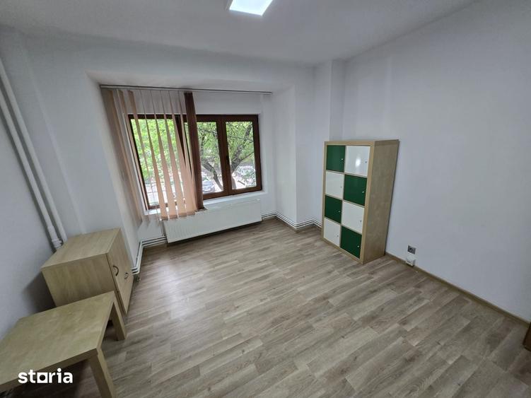 Apartament cu 3 camere semidecomandat în Centrul Civic