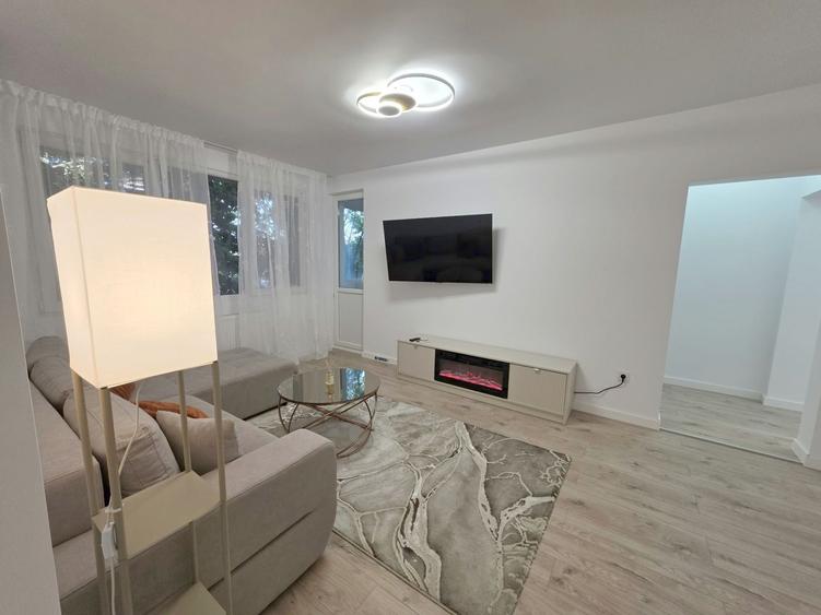 Apartament cu 3 camere semidecomandat în Bucur Obor