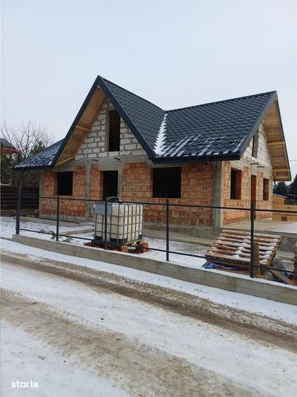 Casă cu 3 camere decomandat în Podu Roș