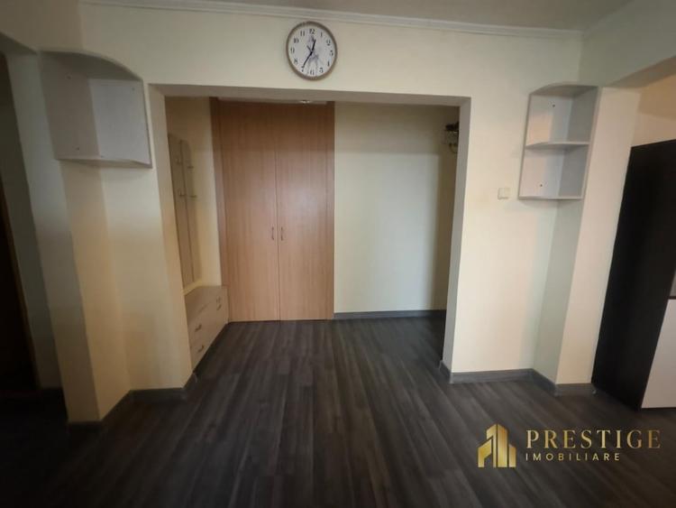 Apartament cu 3 camere decomandat, mobilat în Nufărul
