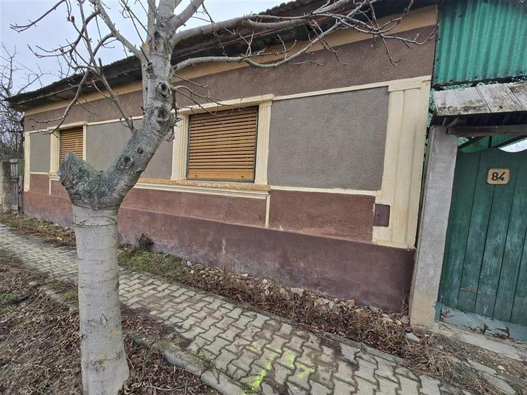 Casă individuală cu 3 camere cu Teren 7900 Mp în Boiu