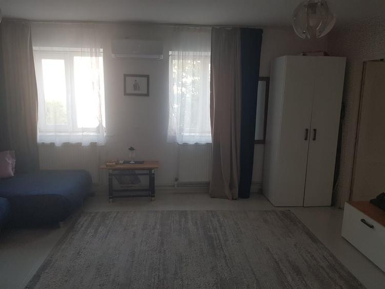 Apartament cu 3 camere semidecomandat în Progresul I