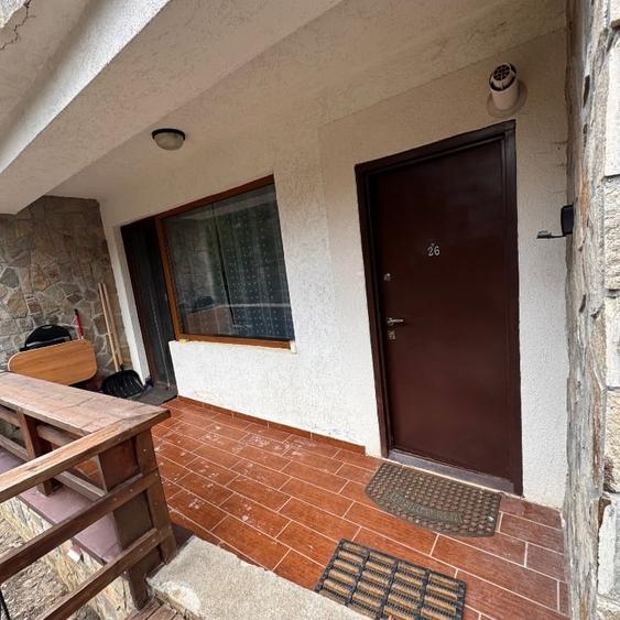 Apartament cu 3 camere semidecomandat, mobilat în Sud