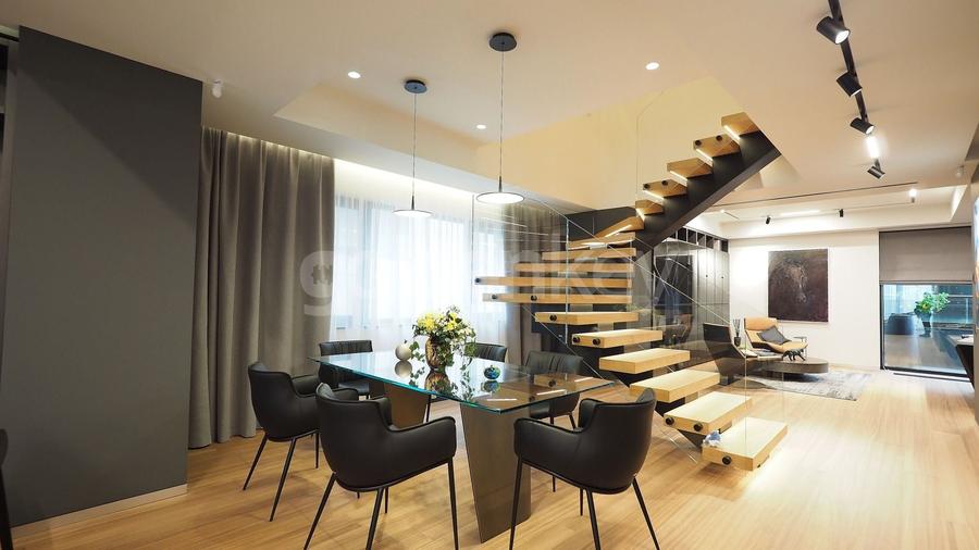 Penthouse cu 4 camere decomandat, mobilat în Primăverii