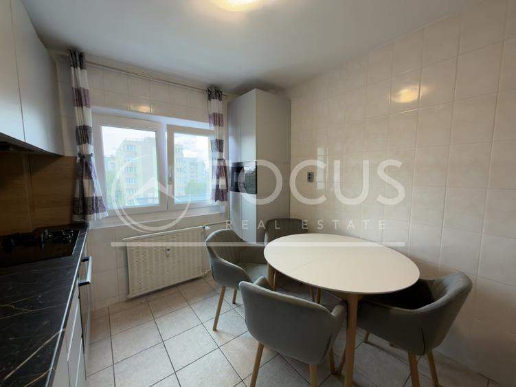 Apartament cu 3 camere semidecomandat, mobilat în Tei