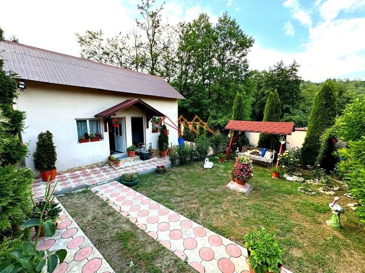 Casă individuală cu 6 camere cu Canalizare în Valea Lungă