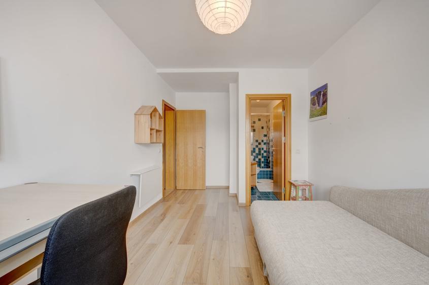 Apartament cu 3 camere semidecomandat, mobilat în Banu Manta