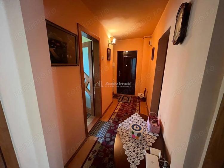 Apartament cu 3 camere decomandat în Est