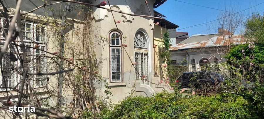 Casă cu 6 camere cu Teren 394 Mp în Central
