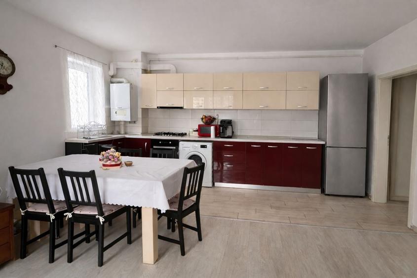 Apartament cu 3 camere decomandat în 13 Decembrie
