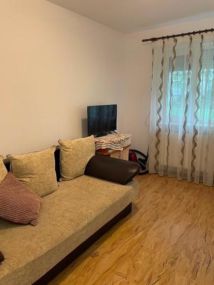 Apartament cu 3 camere semidecomandat, mobilat în Nord