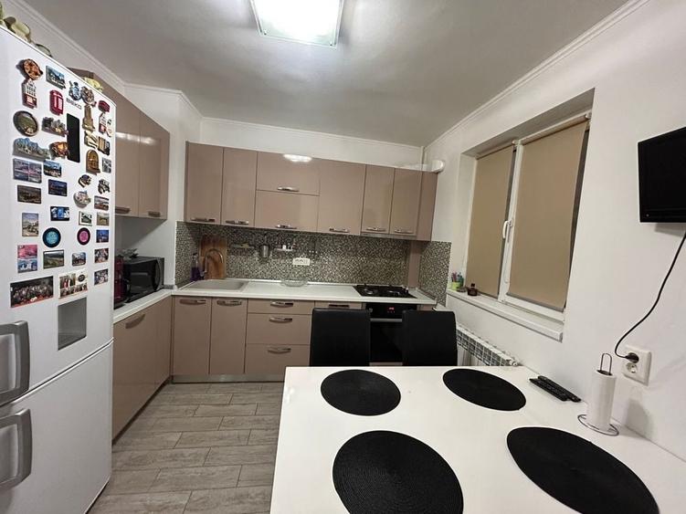 Apartament cu 3 camere decomandat în Drumul Taberei