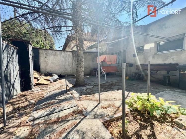 Casă individuală cu 6 camere cu Canalizare în Lipovei