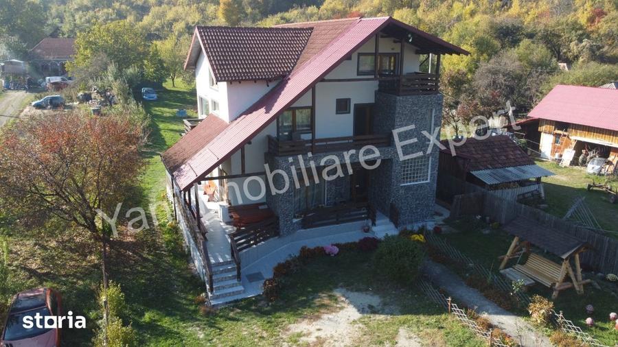 Casă cu 7 camere cu Teren 1500 Mp în Arefu