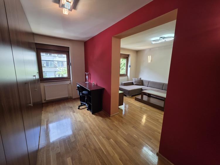 Apartament cu 4 camere decomandat în Medicină