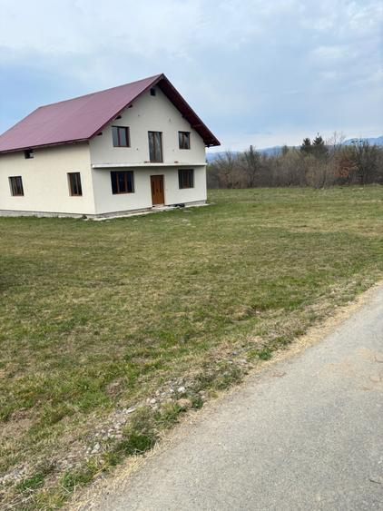 Casă cu 4 camere în Crăciunești