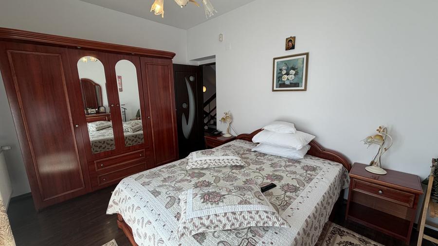 Duplex cu 4 camere cu Canalizare în Roșu