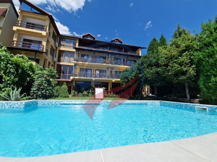 Casă individuală cu 20 camere cu Piscina în Eșelnița