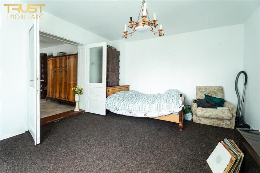 Apartament cu 9 camere semidecomandat în Central