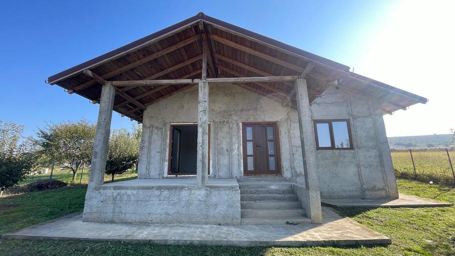 Casă cu 4 camere cu Teren 900 Mp în Holboca