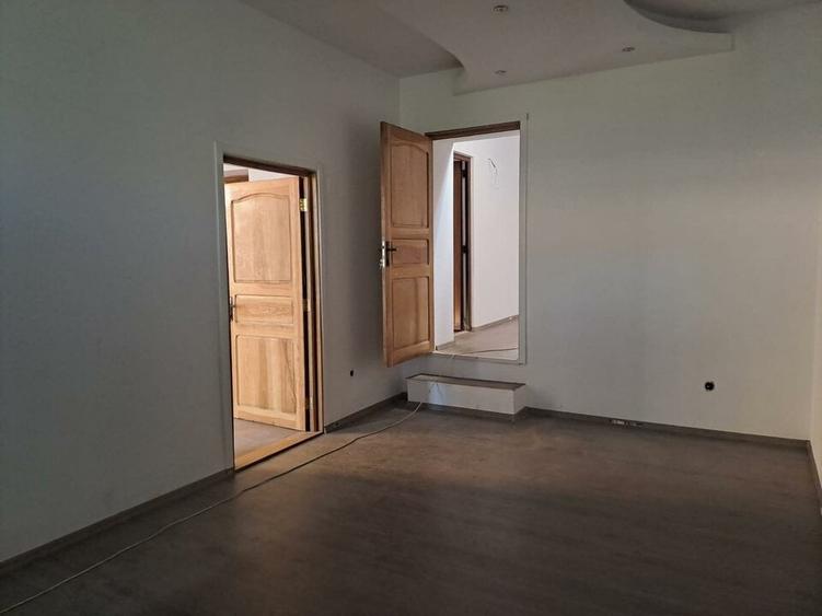 Casă individuală cu 10 camere cu Teren 450 Mp în Central