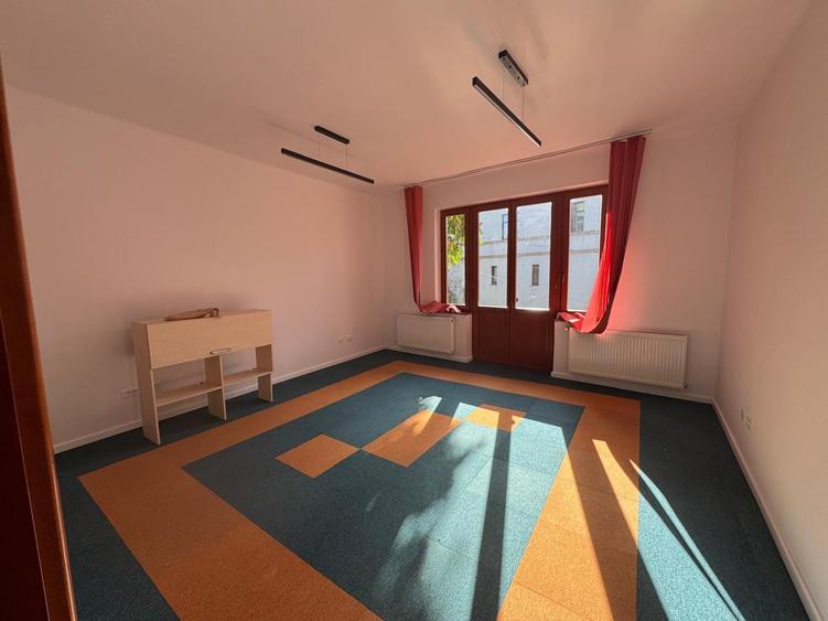 Casă cu 12 camere cu Canalizare în Cotroceni