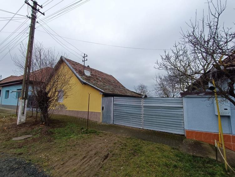 Casă individuală cu 2 camere cu Canalizare în Central