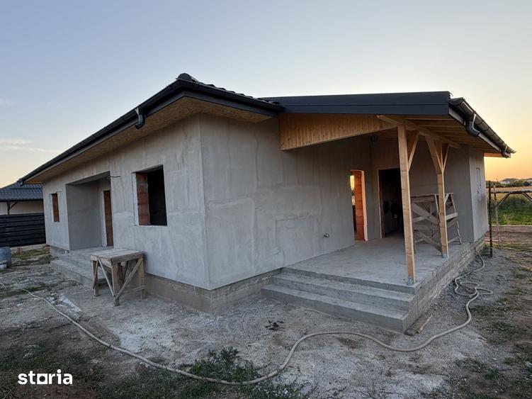 Casă cu 4 camere cu Teren 500 Mp în Joița